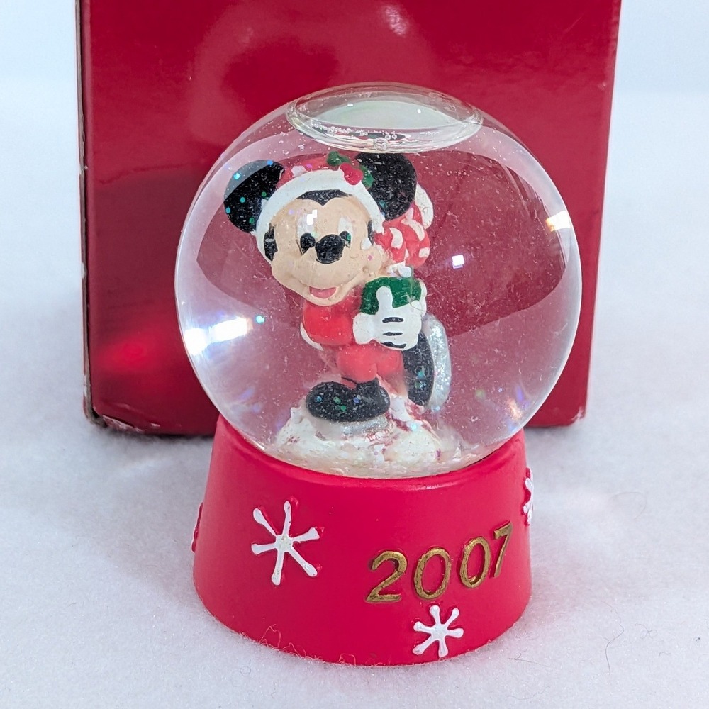 NIB Disney 2007 Skating Santa Mickey Mouse Christmas Holiday Mini Snow Globe